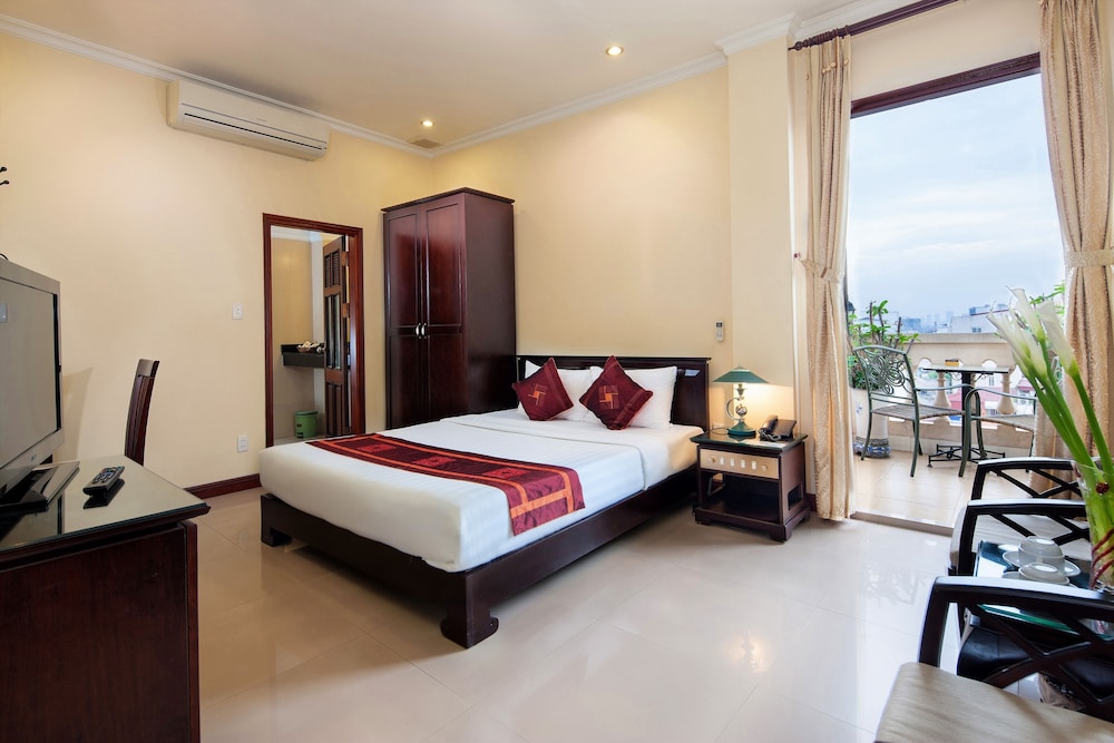 Lucky 3 Hotel 8/36