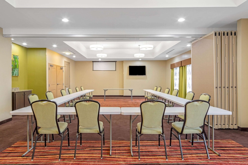 La Quinta Inn & Suites by Wyndham Gonzales LA 43/48