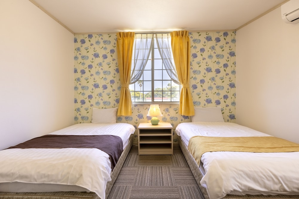 BUSINESS, TWIN BEDS, PRIVATE BATHROOM