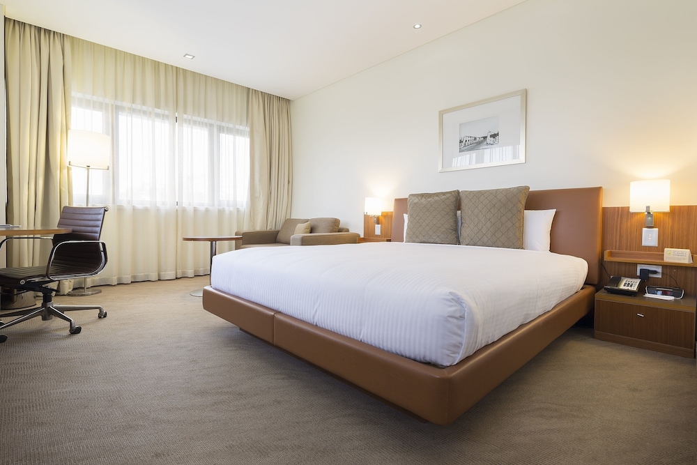 EXECUTIVE, KING BED, SOFA