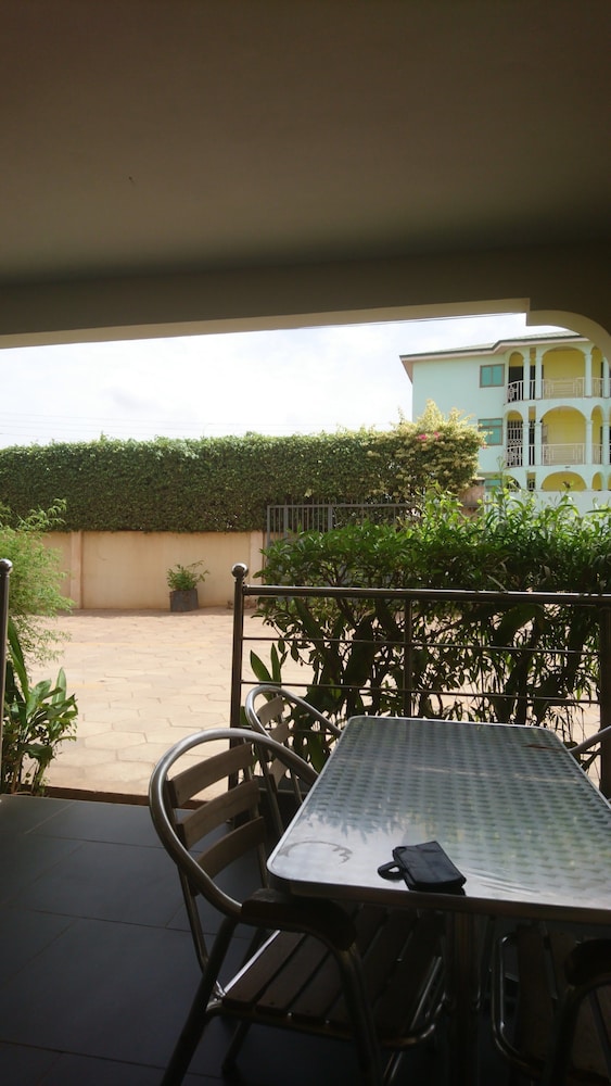 The Golden Apple Guest House 71/74