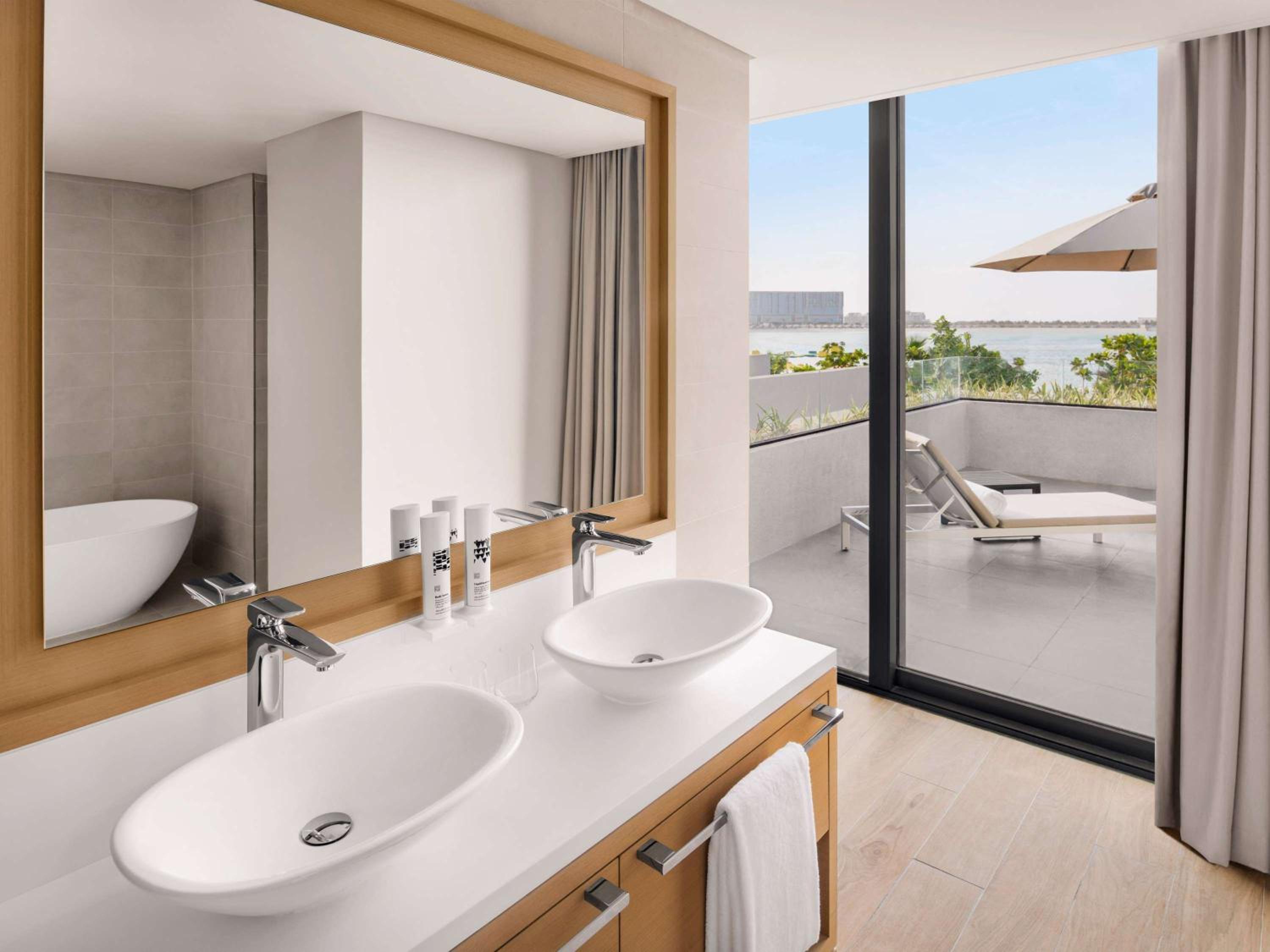 Junior Suite, Single, Beach Front, Terrace، Movenpick Resort Al Marjan Island 5/7