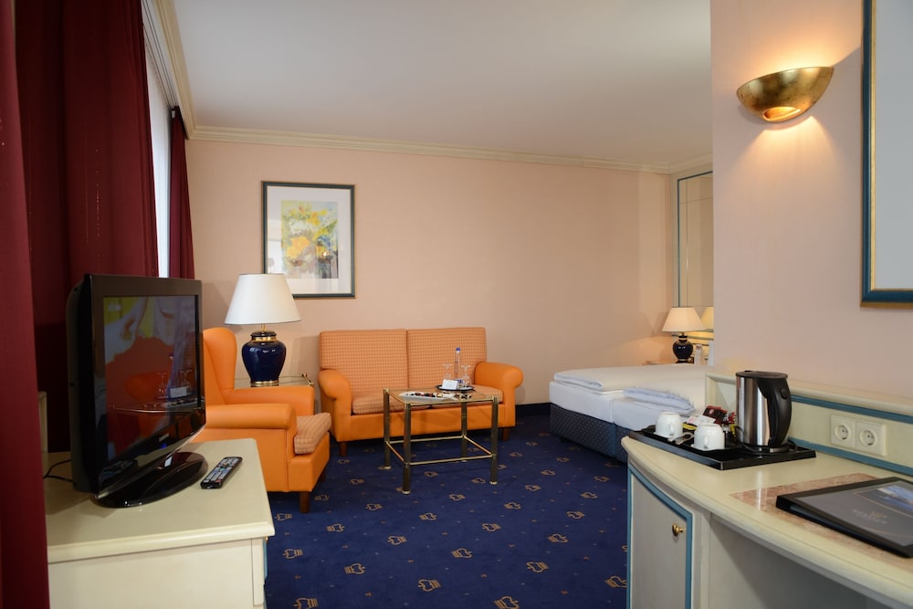 Monarch Hotel 41/68