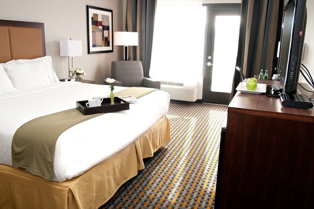 Holiday Inn Express Pembroke 11/51