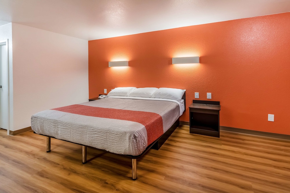 Motel6 Arlington, TX - UTA 14/28