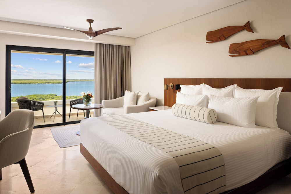 Deluxe, King Bed, Lagoon View, Balcony