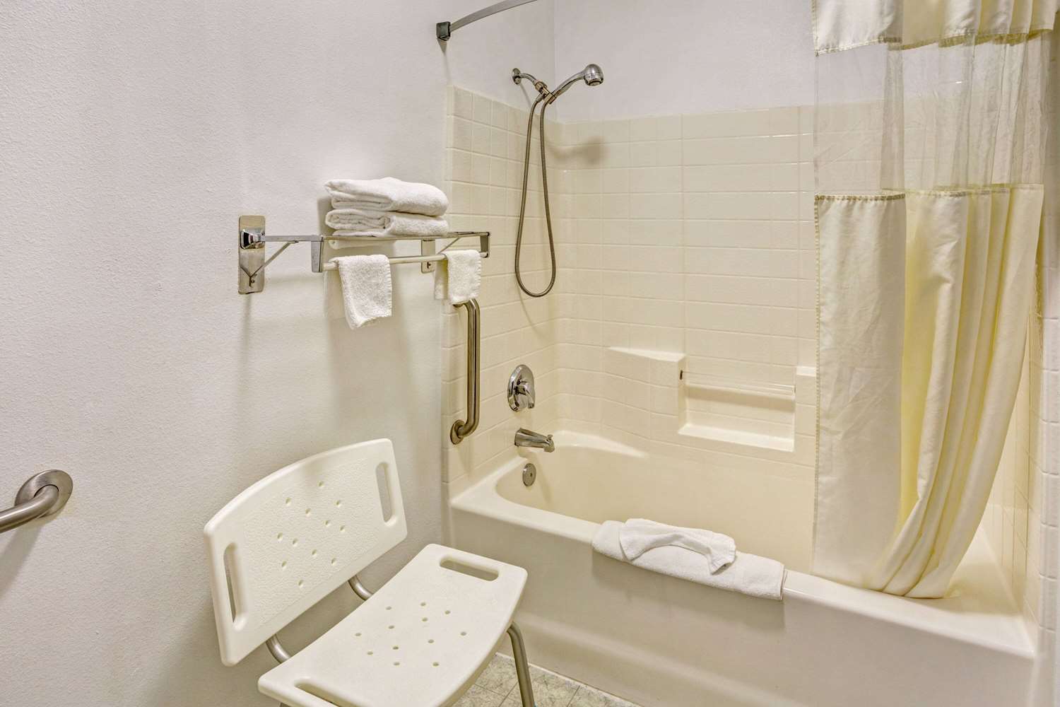 Days Inn & Suites by Wyndham Gresham 26/26