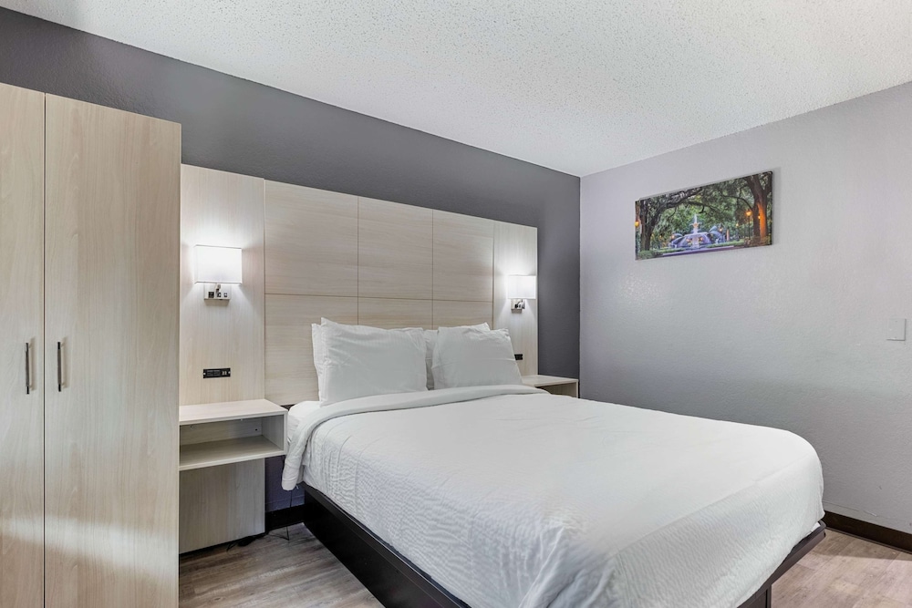 Days Inn by Wyndham Savannah Gateway I-95 19/27