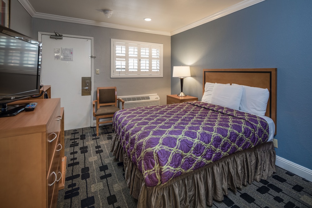 ROOM, DOUBLE BED