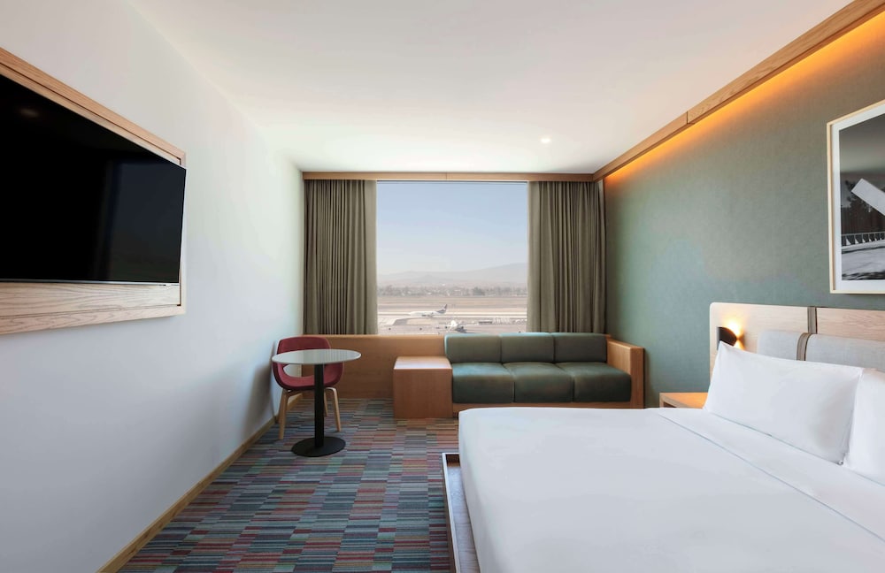 Airport, King Bed, Hilton Garden Inn Guadalajara Airport 2/4
