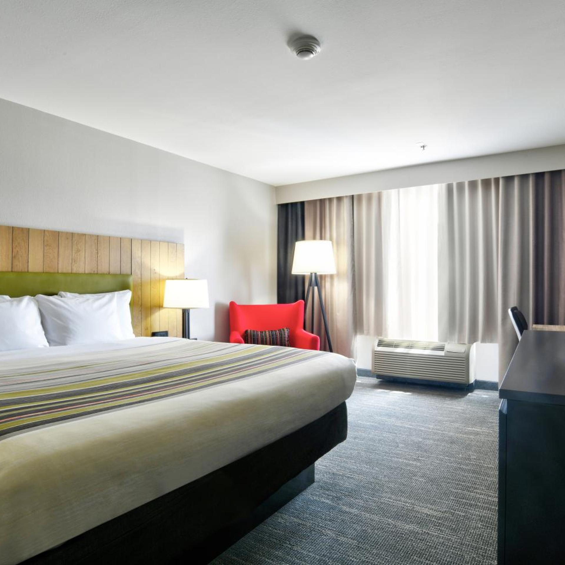 ROOM, KING BED
