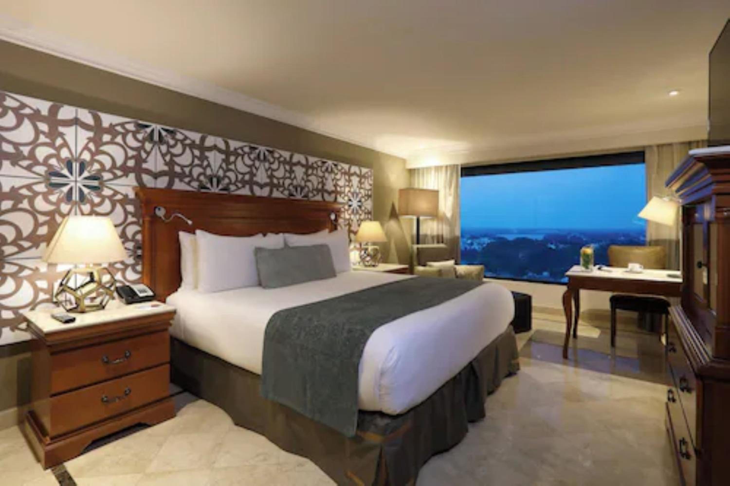 Deluxe, King Bed