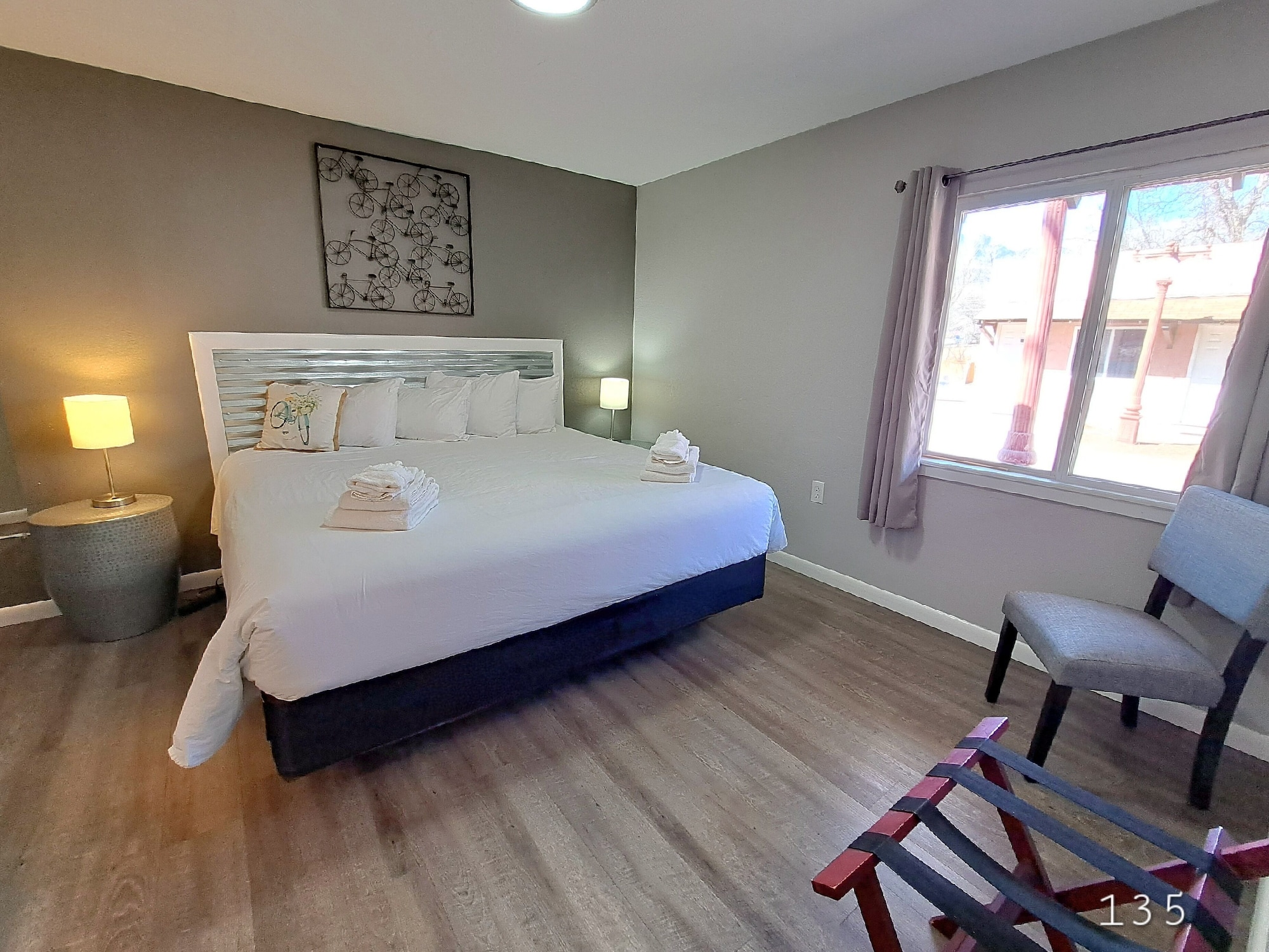 SIGNATURE, SUITE, KING BED, SOFA, KITCHEN