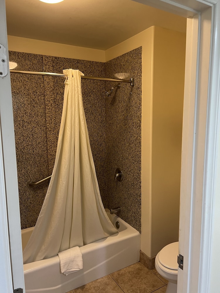 Travelodge By Wyndham Brea 16/29
