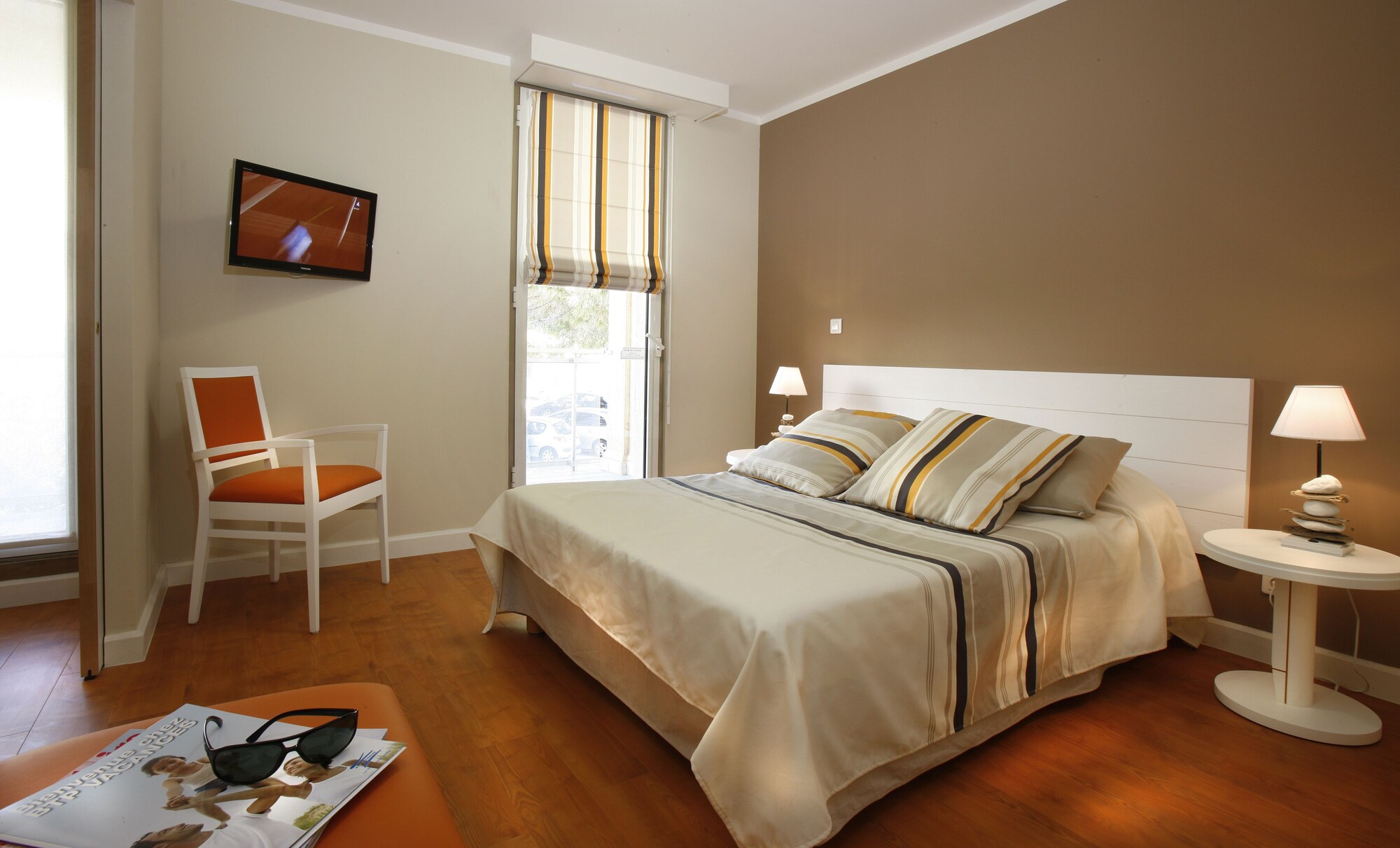 ROOM, TWIN BEDS