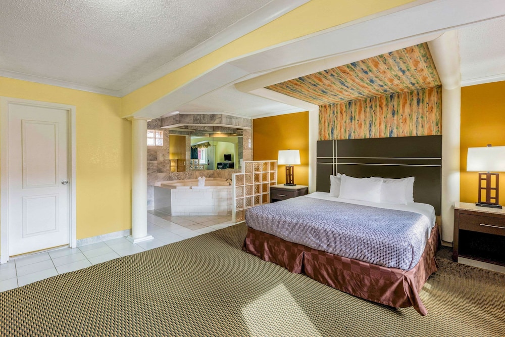 Econo Lodge Beach And Boardwalk 2/14