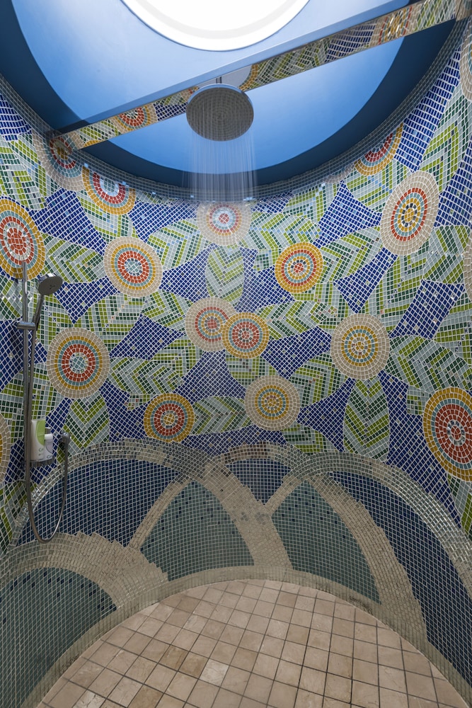 No. 5 Boutique Art Hotel 42/48