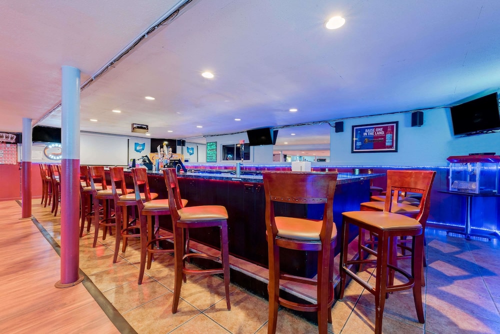 Ramada by Wyndham Cleveland Airport West 29/35