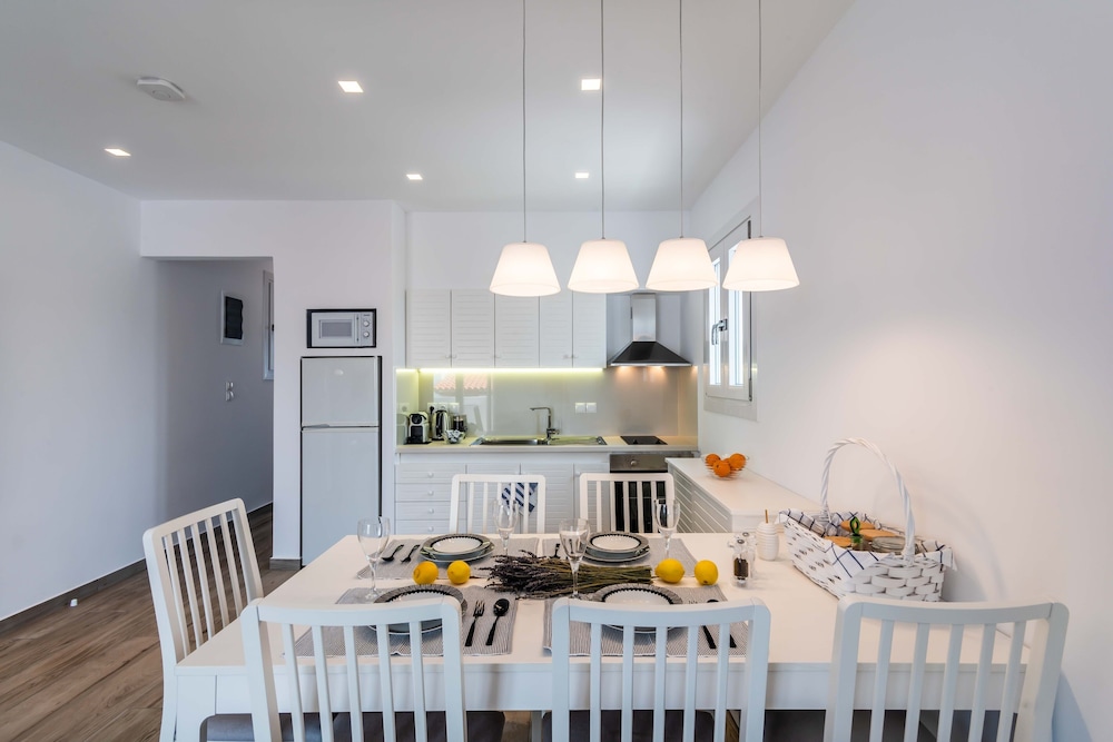 White Rock Milos Suites 42/55