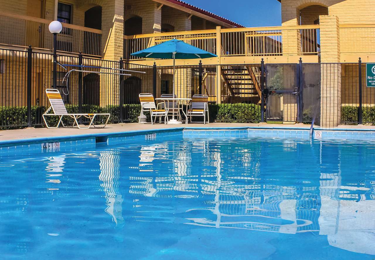 Days Inn Sulphur West 2/25