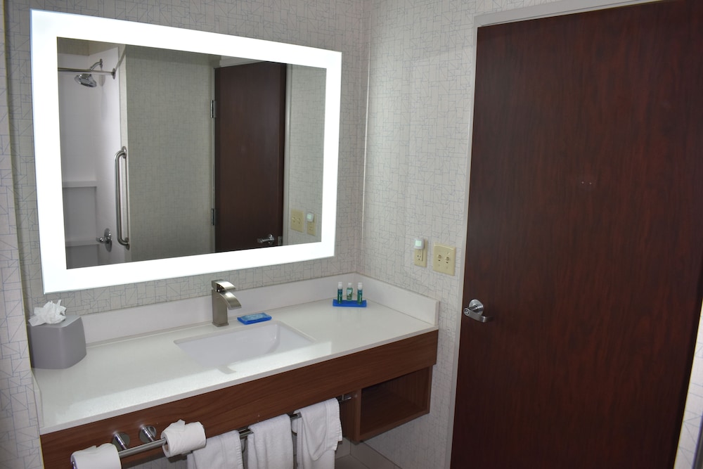 Holiday Inn Express Hotel Suites Mcpherson 62/64