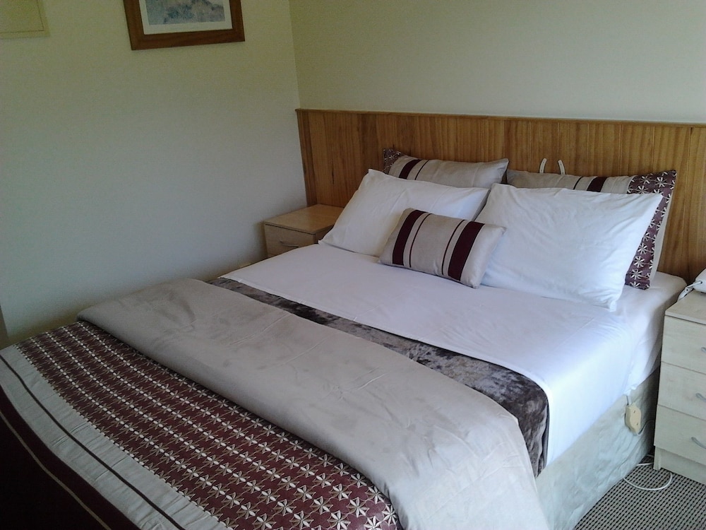 Avondale Motor Inn 12/36