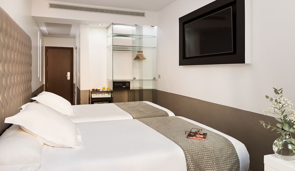 ROOM, SINGLE