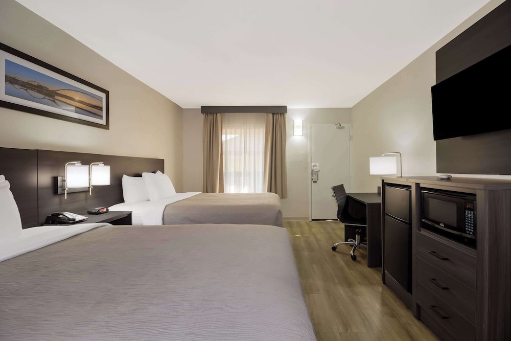 غرفة قياسية بسريرين مزدوجين، Quality Inn Coliseum 2/7