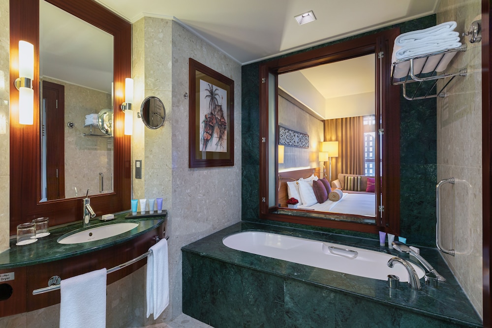 Dusit Thani Dubai 50/50