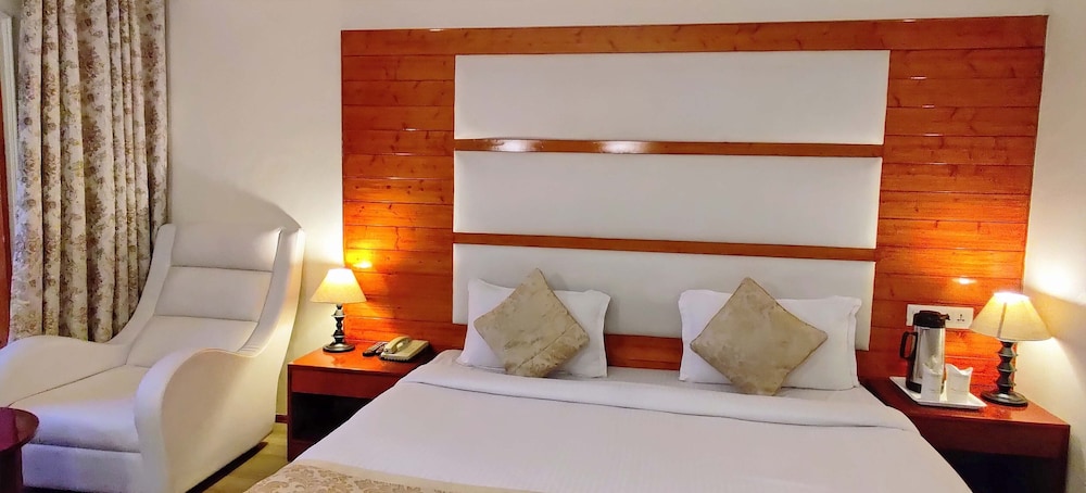 Whistling Pines Resort 20/50