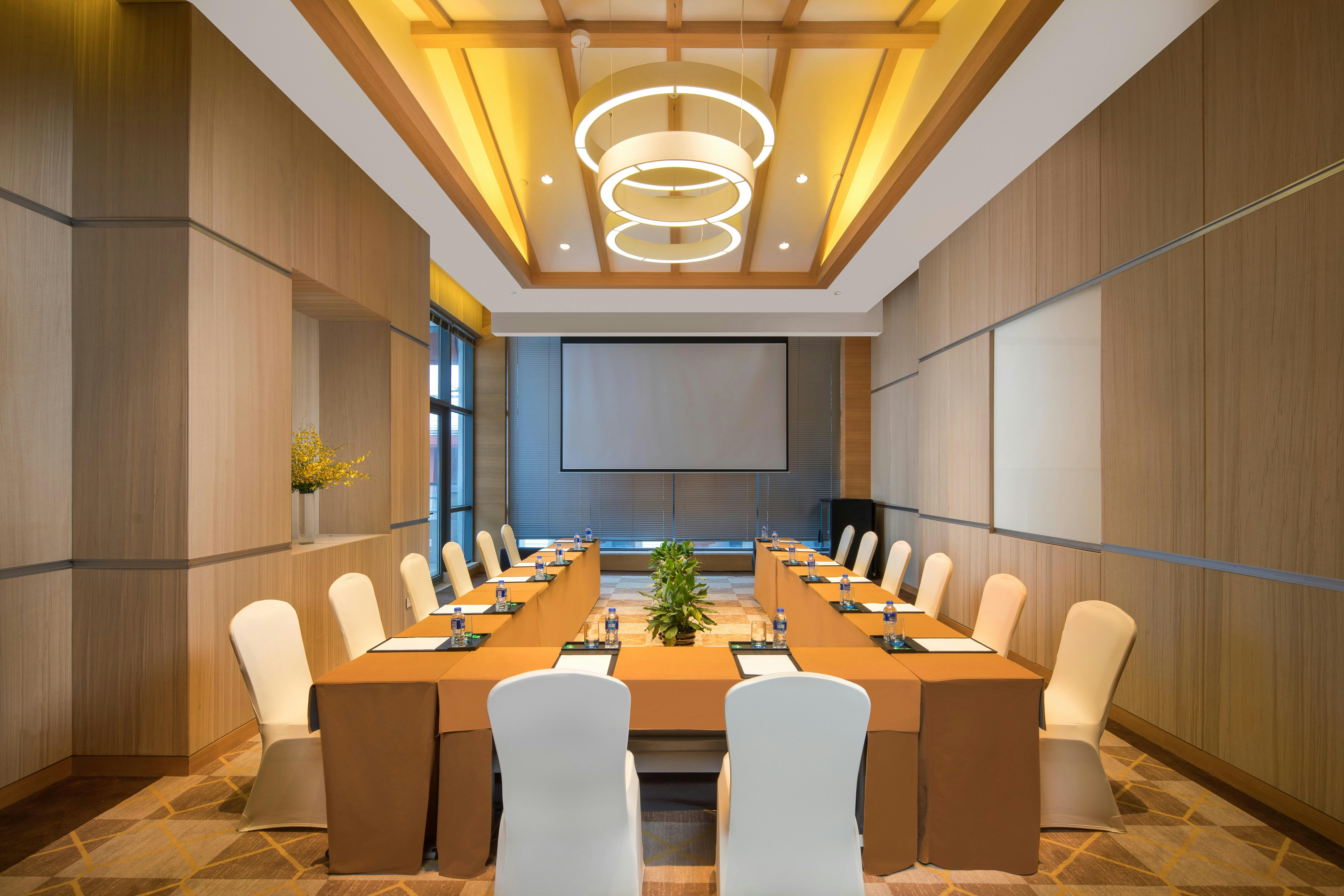 HOLIDAY INN KUNSHAN HUAQIAO 26/50