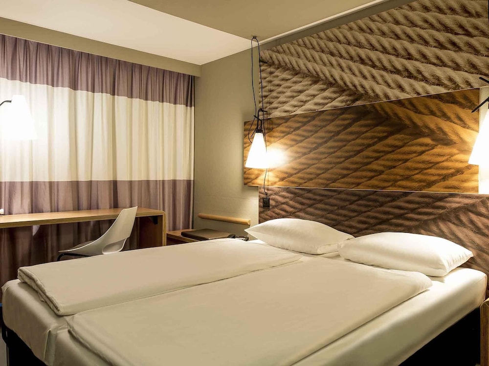Ibis Zurich Adliswil 18/74
