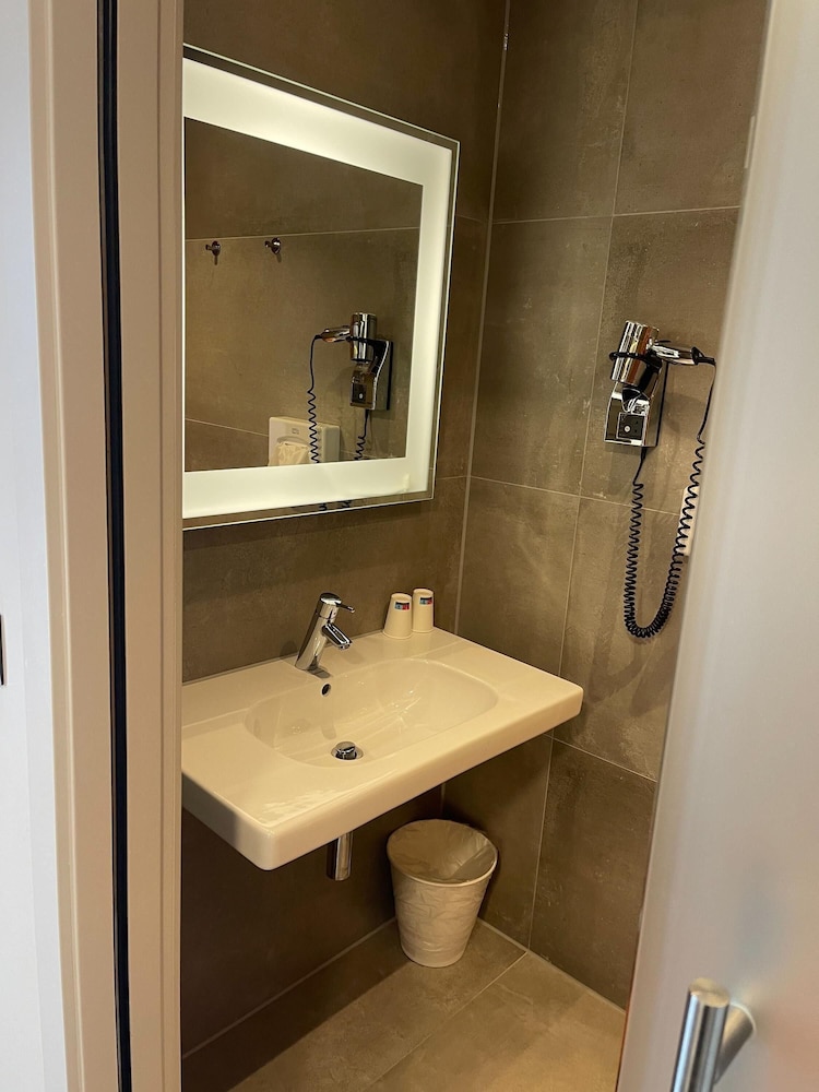 IBIS STYLES NIVELLES 68/73