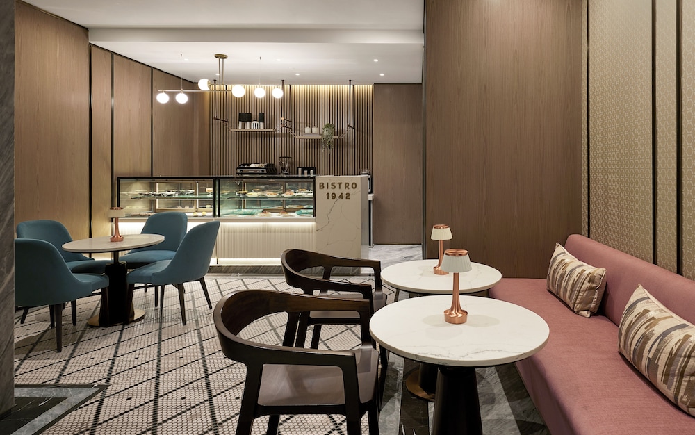 ASTORIA HOTEL 20/24