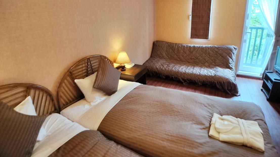Deluxe, Twin Beds, Courtyard View
