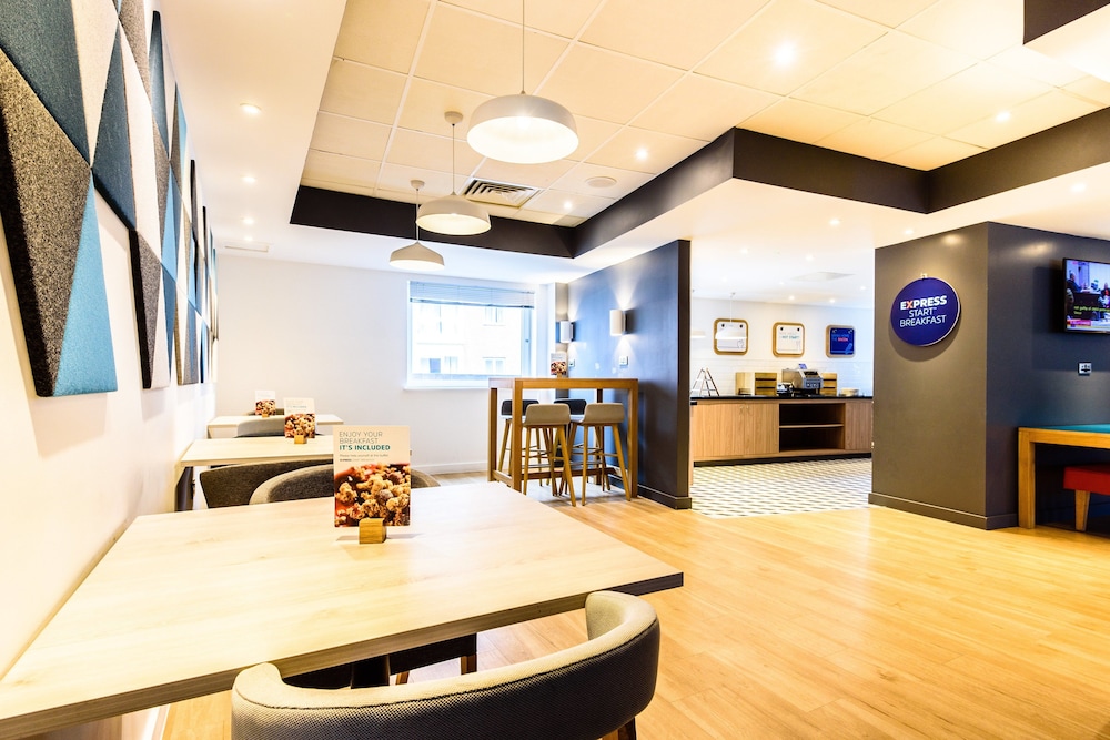 Holiday Inn Express Portsmouth Gunwharf Quays 45/56