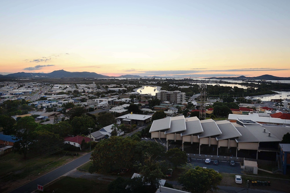 Oaks Gladstone Grand Hotel 68/72