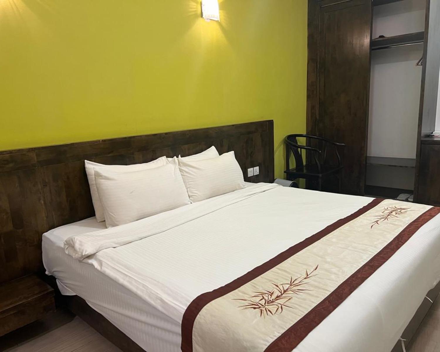 Classic, Deluxe, King Bed, No Window