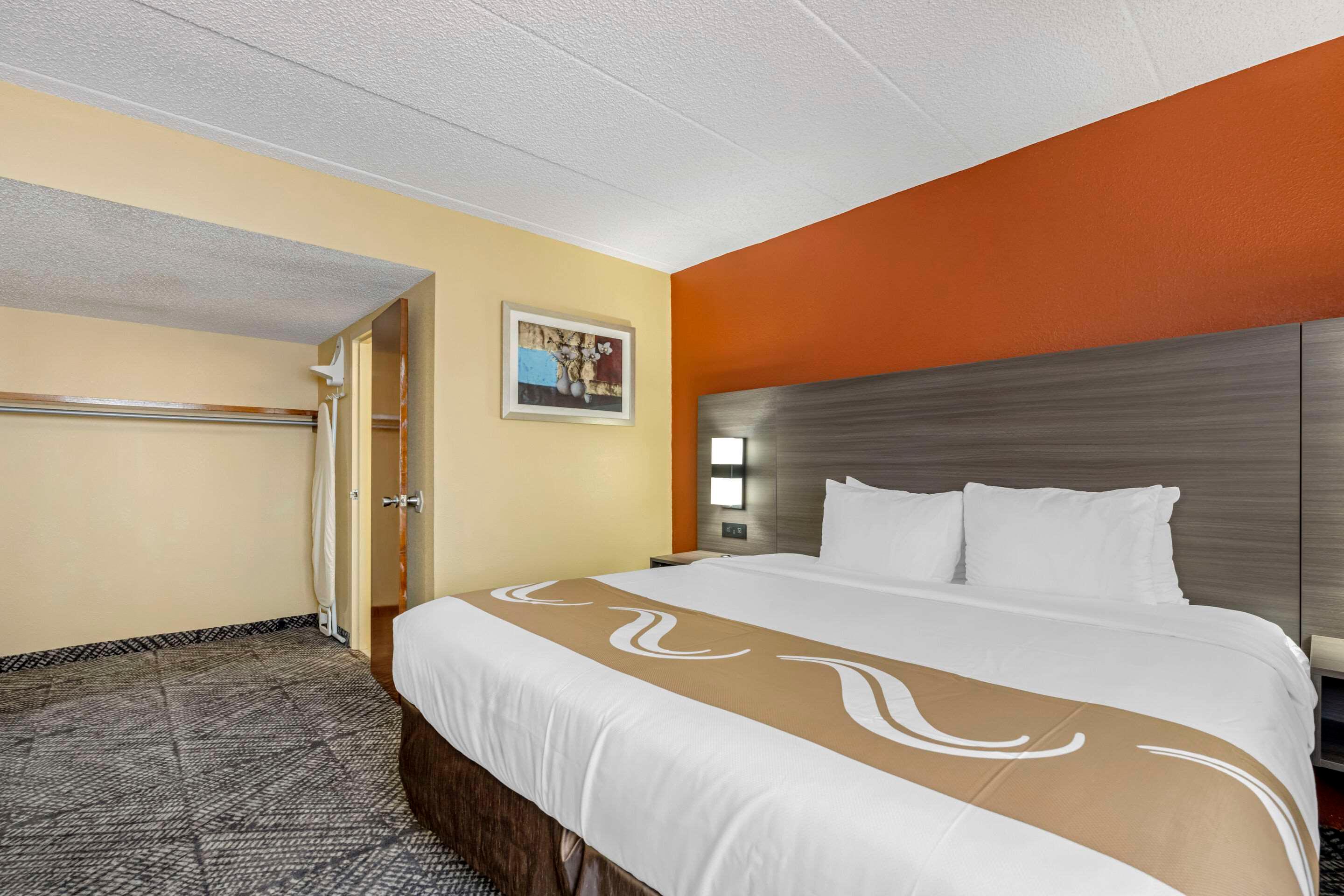 SUITE, KING BED
