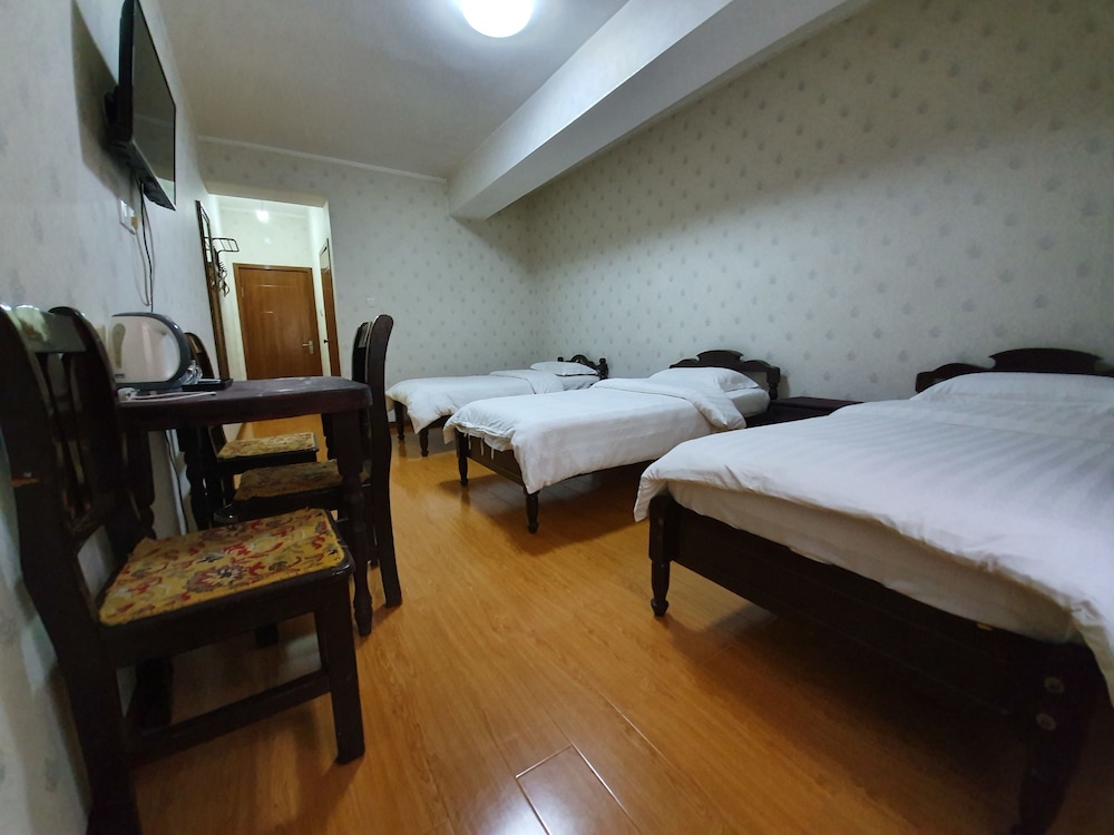 Land Hotel 12/50