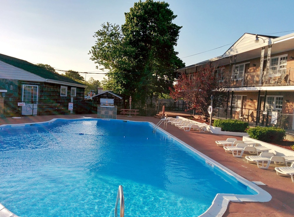 Budget Host East End Hotel In Riverhead 1/38