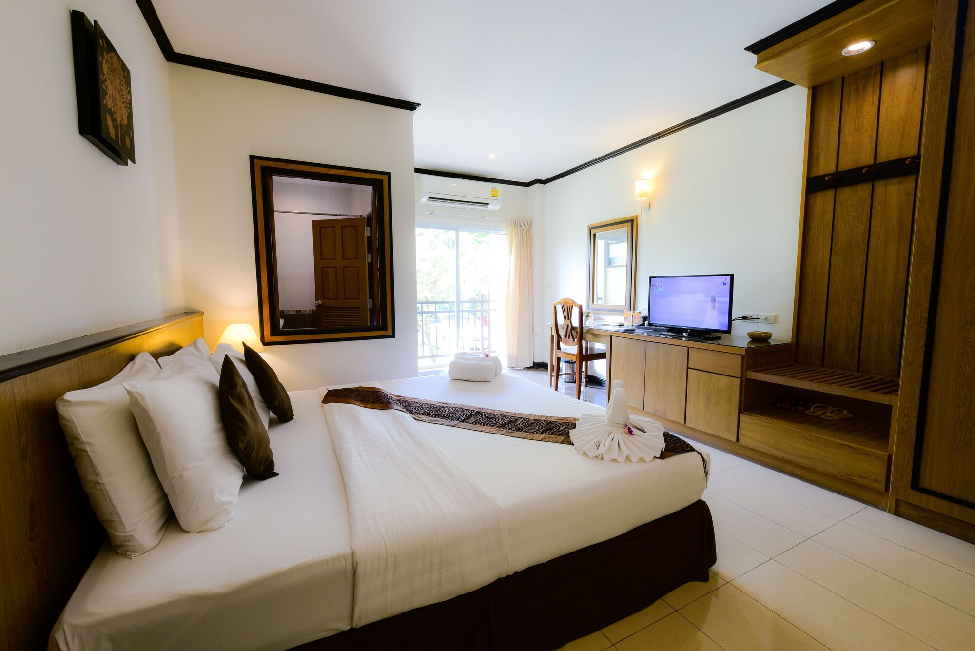 DELUXE, DOUBLE BED