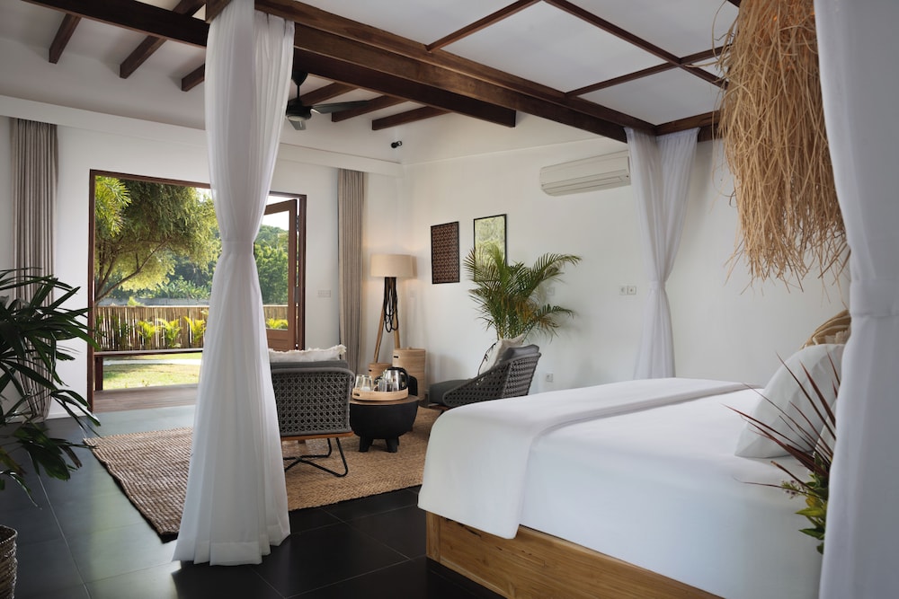 Room, King Bed, Hill View