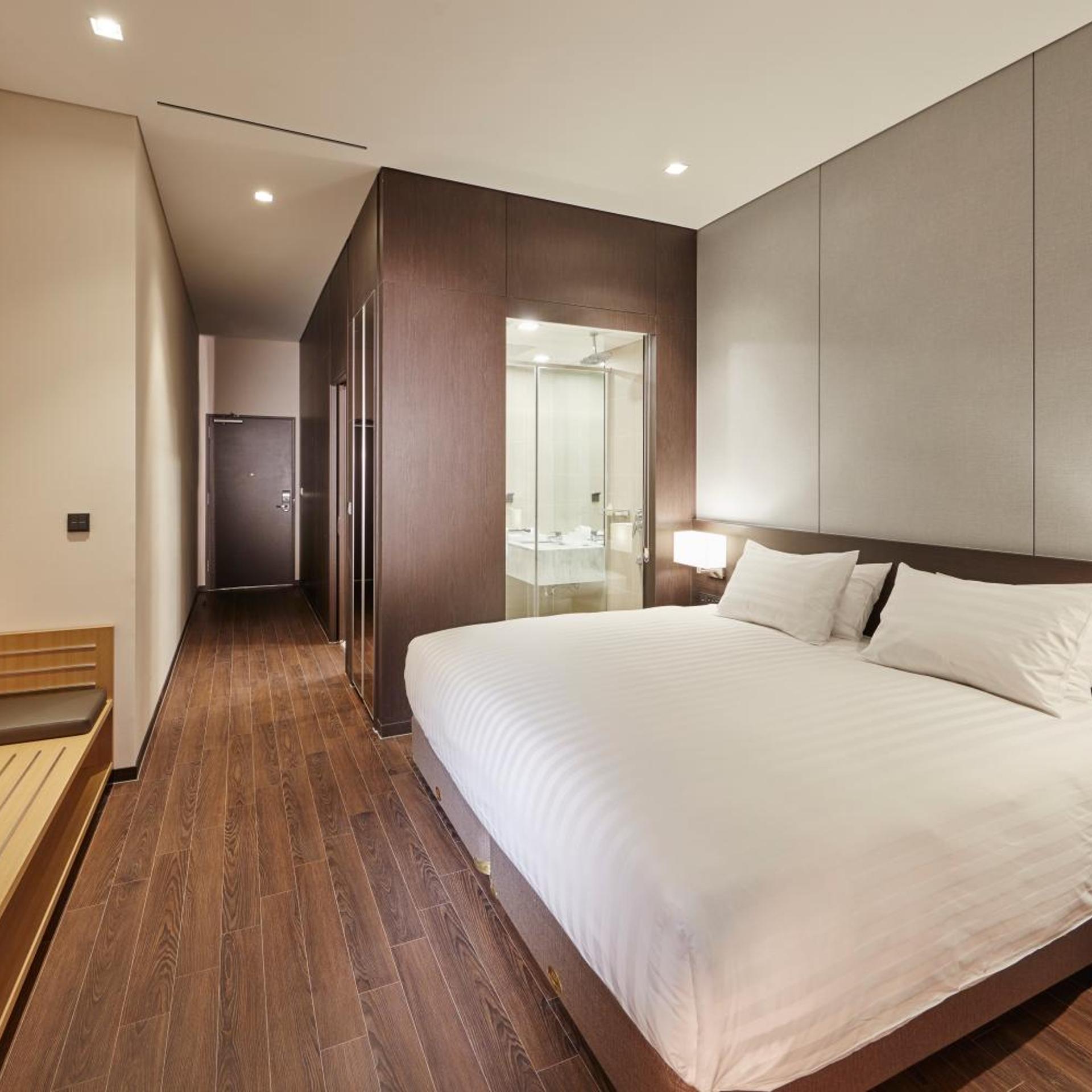 Standard, King Bed, Partial Lake View