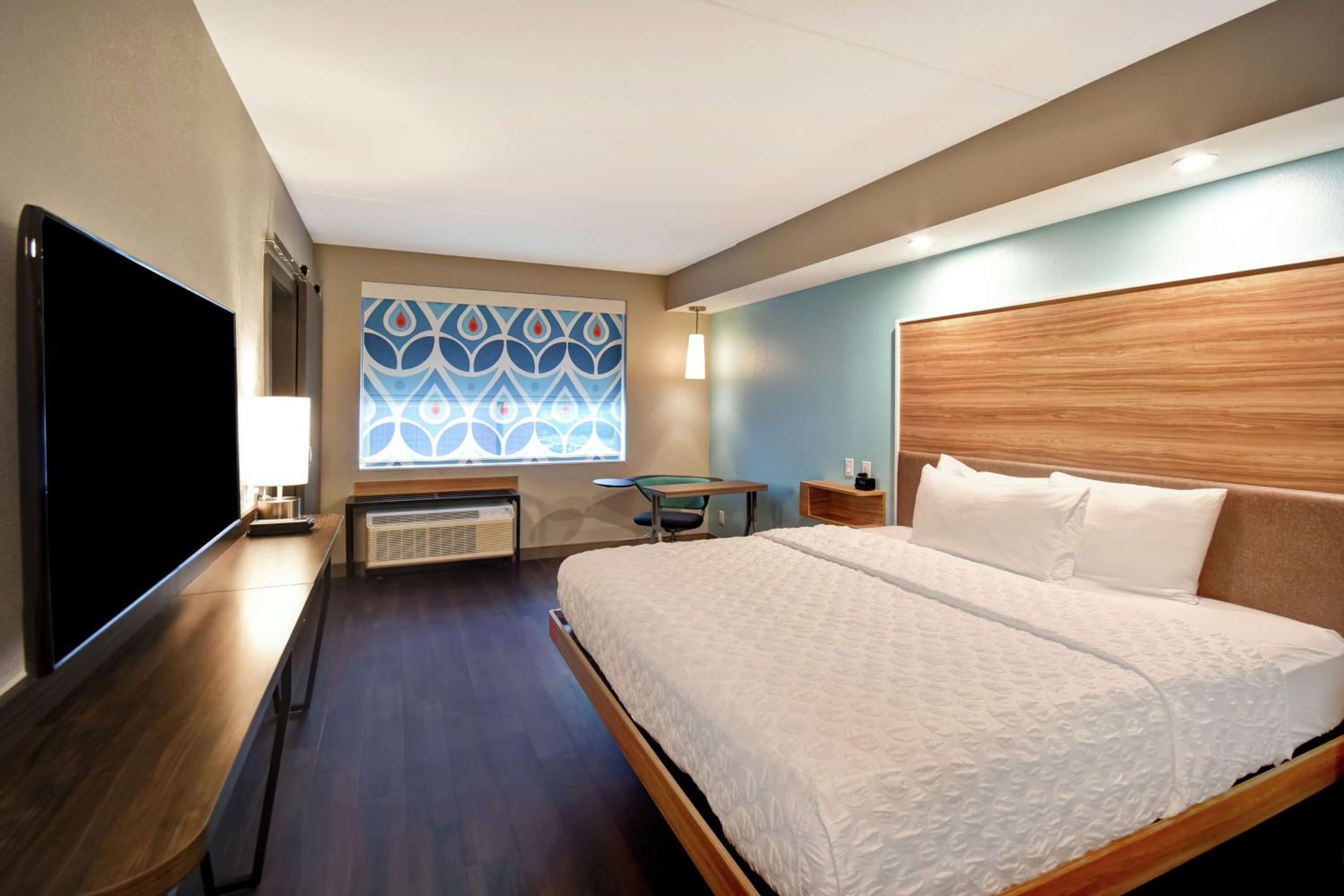 Suite, King Bed, Accessible