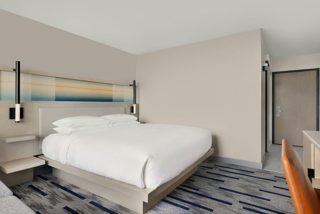 غرفة بسرير كينج مع دخول صالة النادي، Saddle Brook Marriott 3/6