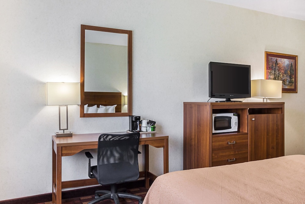 Econo Lodge Luverne I-90 23/27