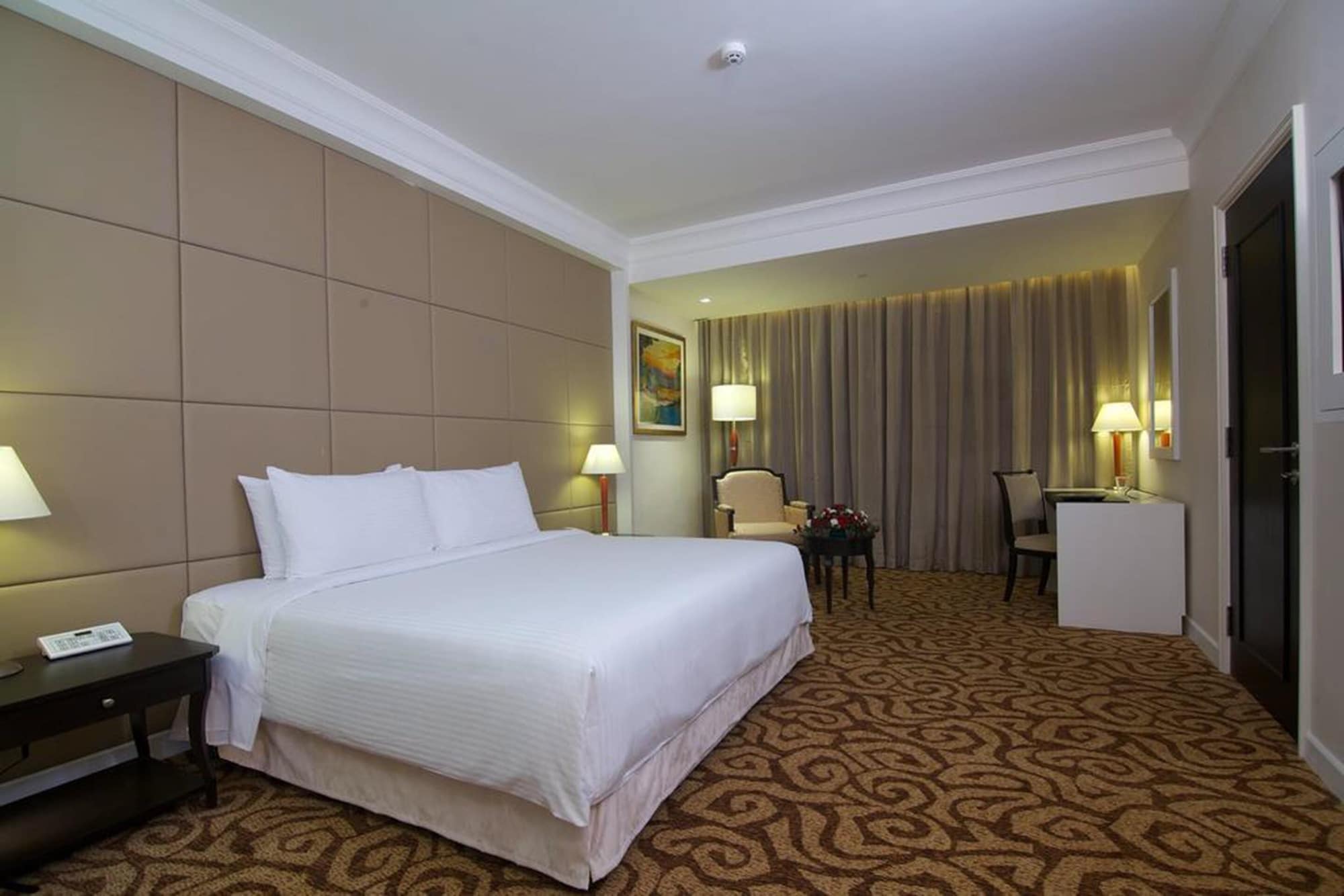 PREMIER, QUEEN BED, POOL VIEW