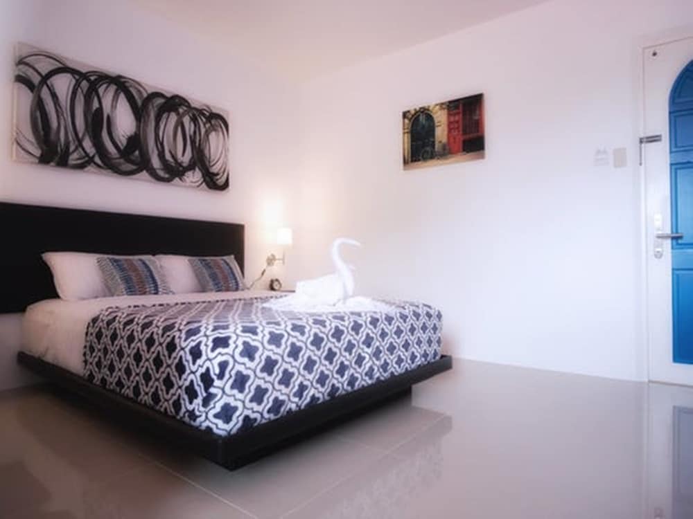 DELUXE, KING BED