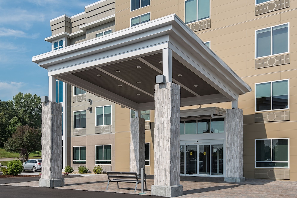 Holiday Inn Express and Suites Norwood Boston Area 2/40